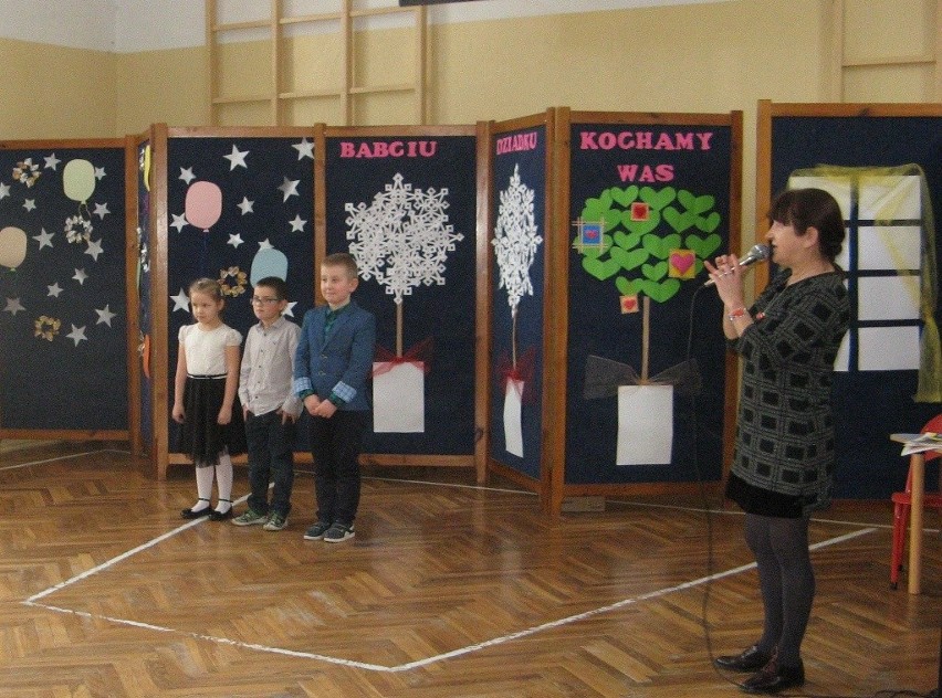 Uczniowie z Kurozwęk pięknie ugościli babcie i dziadków w dniu ich święta (ZDJĘCIA)