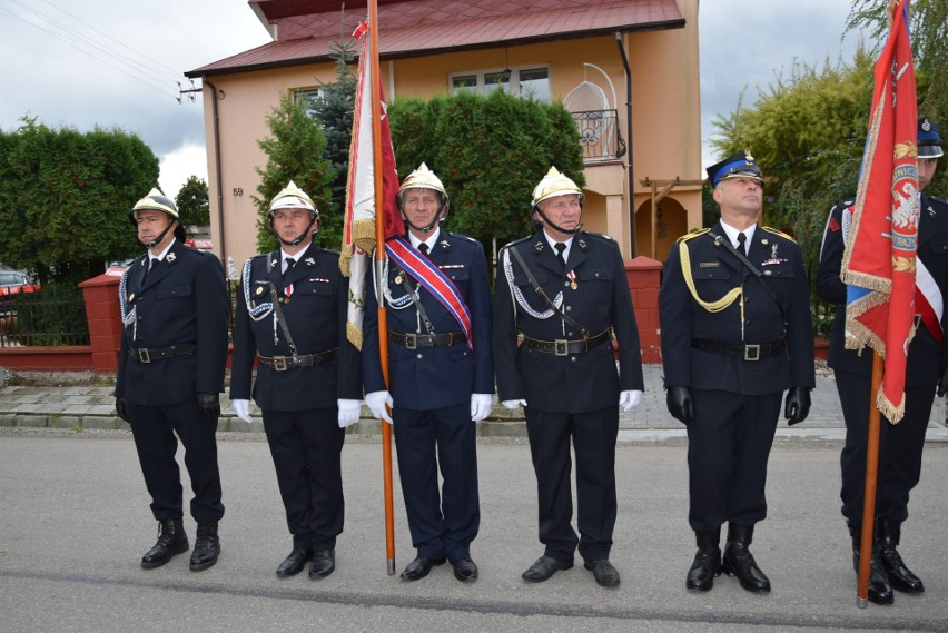 Piękny jubileusz 100-lecia Ochotniczej Straży Pożarnej w Chobrzanach, w gminie Samborzec. Było wielu gości. Zobacz zdjęcia