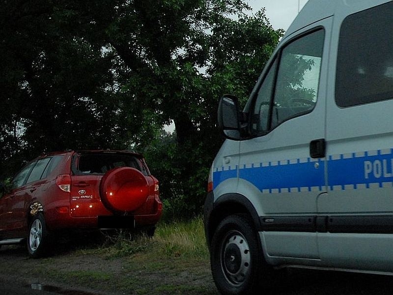 Skutki burzy. Konar uderzył w auto w Antoniach. Zobacz zdjęcia