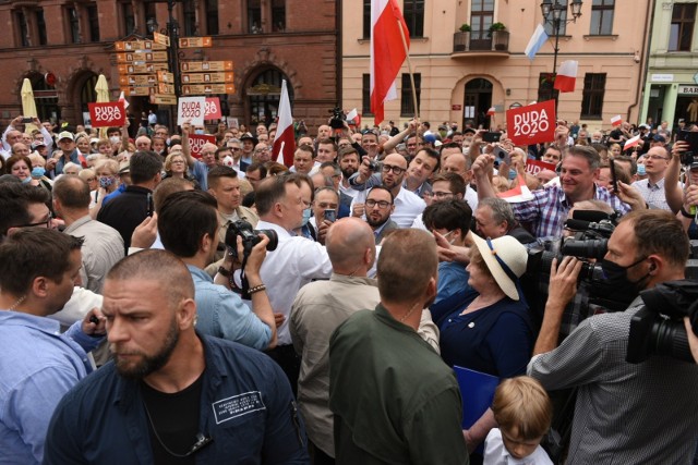 Prezydent RP Andrzej Duda odwiedził dziś (29.06) Toruń. Ze swoimi sympatykami spotkał się pod pomnikiem Kopernika. W jego konkurent - Rafał Trzaskowski również pojawi się dziś w naszym regionie. Odwiedzi Brodnicę i Grudziądz. Za dwa tygodnie przekonamy się, który z nich zwycięży. Polecamy: Szczegółowe wyniki I tury wyborów prezydenckich dla ToruniaW poniedziałek, 29 czerwca, Andrzej Duda odwiedził Toruń. Powitał go sam prezydent miasta Michał Zaleski. Przypomnijmy, że przed I turą wyborów prezydenckich ubiegającemu się o reelekcję Prezydentowi RP nie udało się przyjechać do Torunia. Dzisiaj, mimo wczesnej pory, na Rynku Staromiejskim zgromadziło się wielu zwolenników Andrzeja Dudy. Jego ochroniarze nie odstępowali go na na krok. Zobaczcie zdjęcia!Sprawdź: Aktualne wyniki wyborów prezydenckich 2020 w Polsce. Wiemy kto i ile dostał głosów!