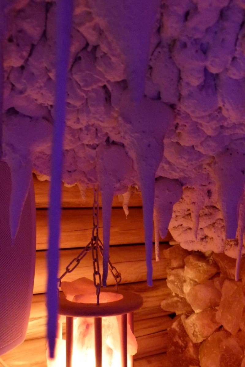 Solne stalaktyty to imitacja, ale z pewnością dodają wnętrzu...