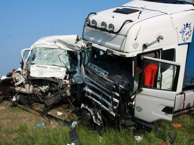 Kierowca i pasażer busa nie mieli szans. Uderzenie było tak silne, że kabina pojazdu został dosłownie sprasowana.