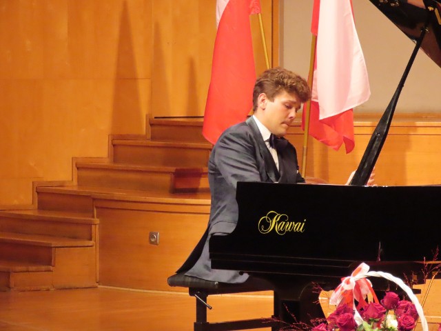 Szymon Nehring we wrześniu 2022 roku skończył zaledwie 27 lat, a jest już naprawdę dojrzałym pianistą, przed którym jeszcze wiele słynnych sal koncertowych do odwiedzenia. To prawdziwy obywatel świata.
