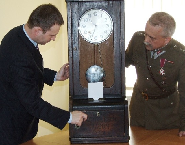 Paweł Łuk - Murawski przekazuje zegar Tomaszowi Nicie, prezesowi Fabryki Broni.