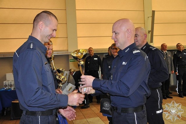 St. asp. Jarosław Bartczak z Komendy Powiatowej Policji w Głubczycach puchar za zwycięstwo otrzymał z rąk nadinsp. dr Jarosława Szymczyka Komendanta Głównego Policji.