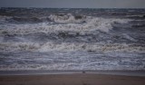 Gwałtowny wzrost stanu wód w Bałtyku! Jest ostrzeżenie IMGW: Może dochodzić do podtopień. Co jest powodem stanów ostrzegawczych na Wybrzeżu?