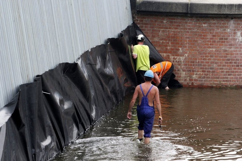 Wrocław: Kanał powodziowy znów pusty. Robotnicy zaczynają remont (ZDJĘCIA)