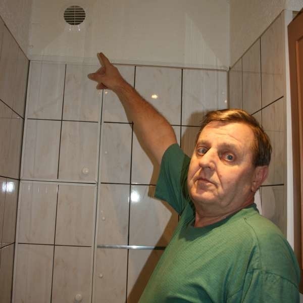 - Insekty wychodzą też z otworów wentylacyjnych w łazience - skarży się Tadeusz Barucha.