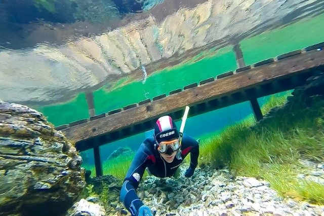 Gruner See w Austrii. Tomek Kochanowski przepływa pod elementami parku, który niebawem będzie można przejść suchą stopą.