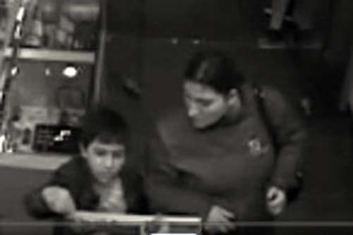 Poznań: Kradzież w sklepie z biżuterią. Monitoring nagrał złodziei (wideo, zdjęcia)