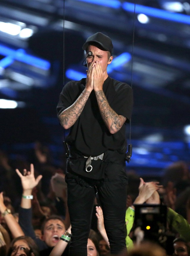 Piosenkarz Justin Bieber po swoim występie podczas rozdania nagród MTV Video Music Awards w Los Angeles (30.08.2015, USA).