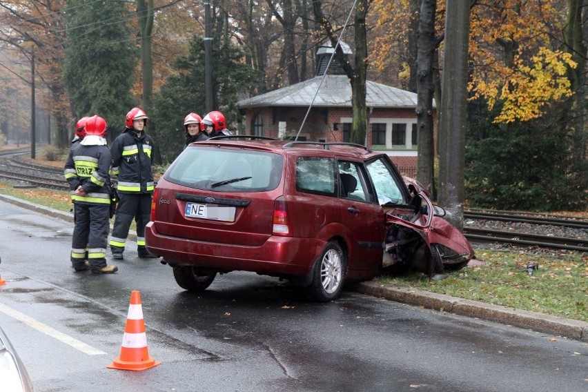 Wypadek na Różyckiego. Ford uderzył w słup