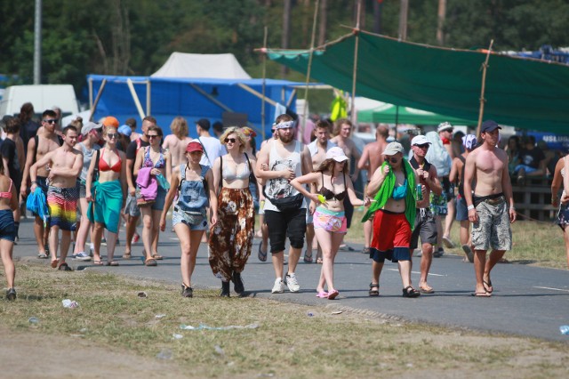 Temperatura w Kostrzynie nad Odrą grubo przekracza 30 stopni. Mimo upału impreza na PolAndRock Festiwalu trwa w najlepsze. Oficjalne otwarcie imprezy 2 sierpnia o 15.00, ale woodstockowicze już korzystają z każdej chwili spędzonej na festiwalowym polu.Zobacz też wideo: Szalone kąpiele w woodstockowym błocieChcesz wiedzieć kto zagra na PolAndRock Festival 2018 (Przystanek Woodstock 2018)? PolAndRock Festiwal 2018 (Woodstock) zespoły, koncerty kto zagraUpały dają się we znaki, ale uczestnicy PolAndRock Festiwalu radzą sobie z wysokimi temperaturami jak mogą. Odpalono "grzybek", dzięki któremu każdy chętny może wskoczyć w woodstockowe błoto i ochłodzić rozgrzane ciało. Festiwalowicze chłodzą się napojami, dbają o nakrycie głowy, niektórzy używają kremów do opalania.Nie ma Was jeszcze w Kostrzynie nad Odrą? Zobaczcie nasze zdjęcia, a z pewnością sami poczujecie klimat festiwalu. Wszystkie informacje o PolAndRock Festivalu 2018 (Przystanku Woodstock 2018) w Kostrzynie nad Odrą:  PolAndRock festival (Przystanek Woodstock 2018): koncerty, zdjęcia, filmy, informacje