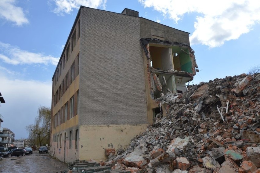 Ta szkoła znika z krajobrazu Skarżyska. Trwa wyburzanie "jedenastki"