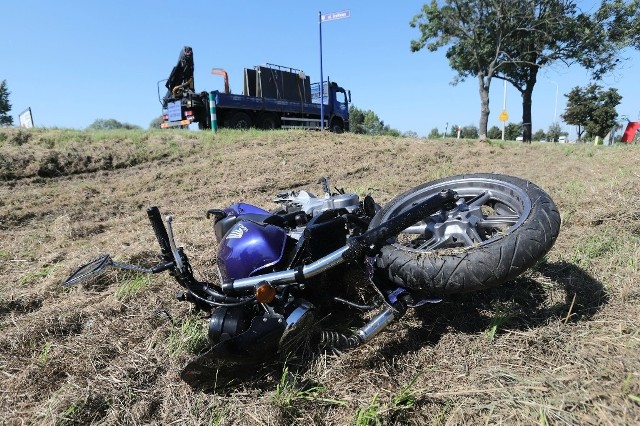 7.09.2023 r. Wypadek motocyklisty i BMW w Radwanicach na skrzyżowaniu ulic Wrocławskiej (droga krajowa 94 Wrocław - Oława) i Grafitowej.