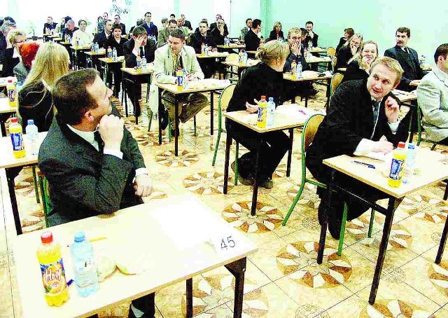Do egzaminu dojrzałości w koszalińskim "Europejskim Centrum Edukacyjnym&#8221; przystąpiło 90 osób nie tylko z Koszalina, ale również z innych miejscowości. Są wśród nich także ci, którzy ukończyli szkoły dawniej, a teraz decydowali się zdobyć maturę.