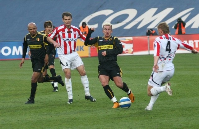 Fragment meczu Cracovia - Korona w ekstraklasie wiosną 2008.Padł remis 1:1. Na zdjęciu w środku Mariusz Zganiacz, z lewej strzelec gola dla kielczan Edi Andradina.
