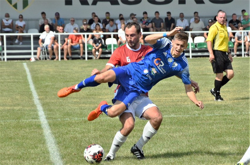 Damian Wilczak (w niebieskiej koszulce) wykonuje tzw. czarną...