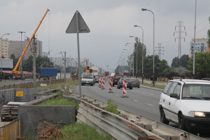 Niszczą nowy asfalt na Rokicińskiej, bo miasto uparło się na estakadę [ZDJĘCIA]