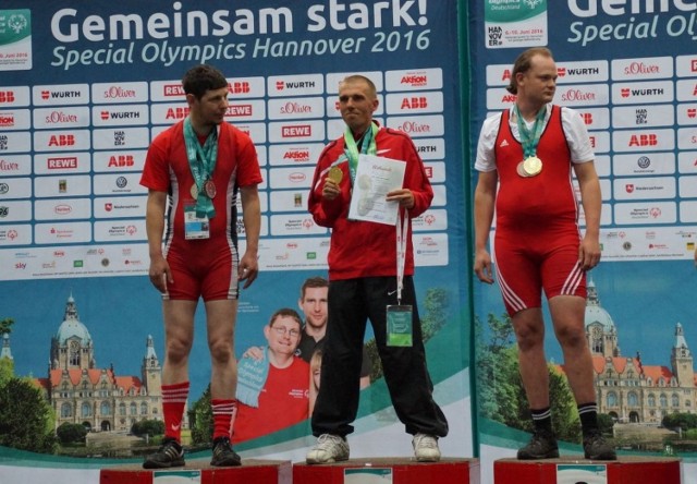 W środku na najwyższym podium Marcin Gilewski, zawodnik „Strzały”, zdobywca złotego medalu w kategorii 66 kilogramów.