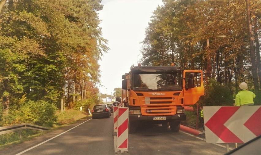 Libiąż. Rozpoczęła się budowa chodnika przy DW 933. Wprowadzono ruch wahadłłowy