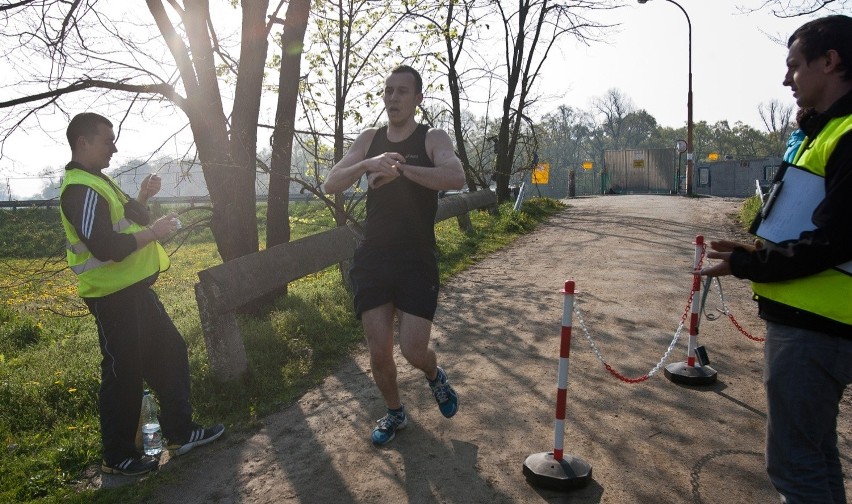 Wrocław: Biegli pięć kilometrów trzymając przed sobą jajko (ZDJĘCIA)