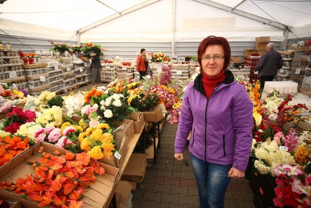 - Sprzedajemy dużo zniczy, kwiatów i wiązanek &#8211; mówi Halina Fosiewicz, handlująca przy ulicy Wernera.