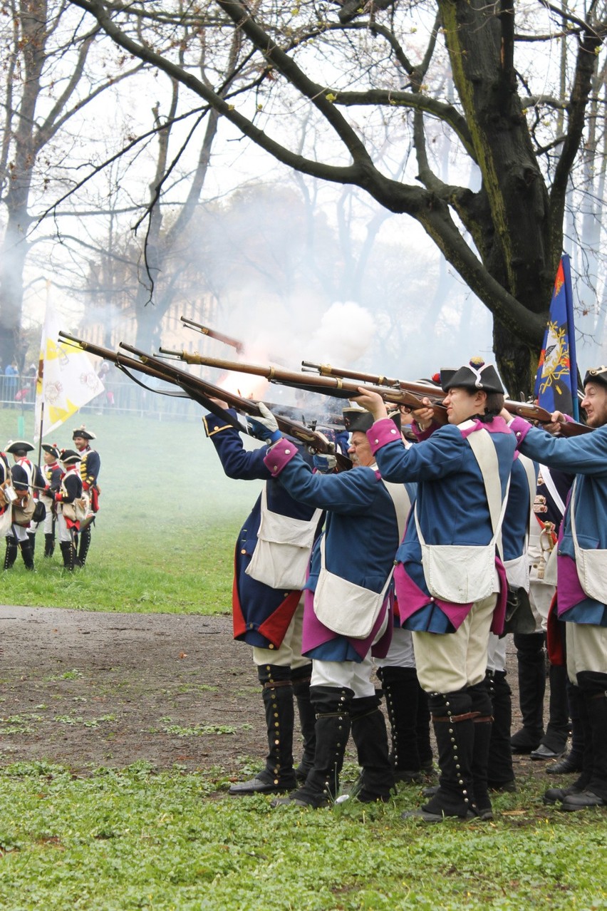 Przegląd wojsk pod ratuszem, a potem inscenizację walk o...