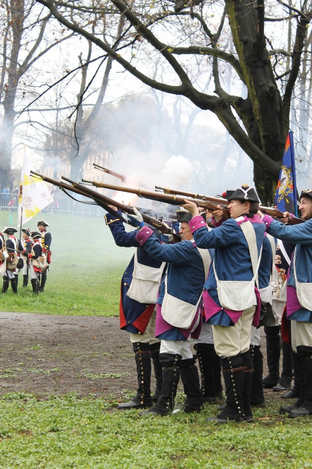 Przegląd wojsk pod ratuszem, a potem inscenizację walk o Brzeg obejrzało kilkuset brzeżan, którym nie przeszkadzał deszcz i chłód. O godz. 16.00 w Wolności parku rekonstruktorzy pokażą inscenizację nawiązującą do bitwy pod Małujowicami z 1741 roku.Od rana w Brzegu mocno padało, ale żołnierze z regimentów, które przyjechały tu z Czech, Niemiec i Polski tuż po godzinie 10 byli gotowi do pokazów.Zanim ruszyli w bój, przeglądu wojsk dokonał król Fryderyk II w towarzystwie burmistrza Brzegu Jerzego Wrębiaka. Potem 120 inscenizatorów reprezentujących Prusaków i Austriaków starło się pod zamkiem w walce symbolizującej oblężenie Brzegu.Faktycznie w 1741 roku takich walk nie było, bo po zbombardowaniu Brzegu miasto poddało się.Na godz. 16 zaplanowano kolejną inscenizację - na dużej polanie w parku Wolności.Warto przypomnieć, że z okazji 275. rocznicy wielkiej bitwy (łącznie brało w niej udział ponad 40 tys. żołnierzy z armii cesarskiej i królewskiej) Urząd Miasta zorganizował w piątek także konferencję naukową, wystawę i zwiedzanie Brzegu.