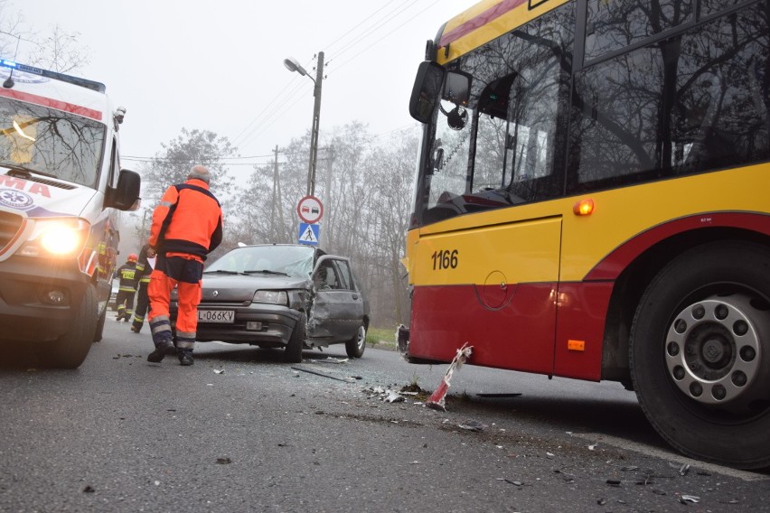 Jak wstępnie ustalili policjanici, 89-letni kierowca renault...