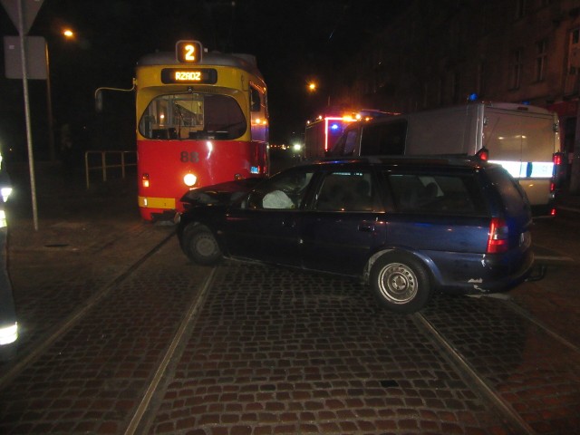 Na szczęście nie było poszkodowanych. Do zdarzenia doszło przed godz. 6 na skrzyżowaniu ul. Chełmińskiej przy CH Alfa. CoolTour - Ogólnopolski Magazyn Kulturalny.