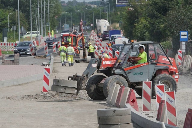 Przebudowa Poznańskiej w Koziegłowach miała potrwać do końca grudnia. Jednak wszystko wskazuje na to, że zakończy się już w sierpniu. W tej miejscowości prowadzona jest również przebudowa Gdyńskiej. Ta inwestycja także ma zakończyć się w tym roku