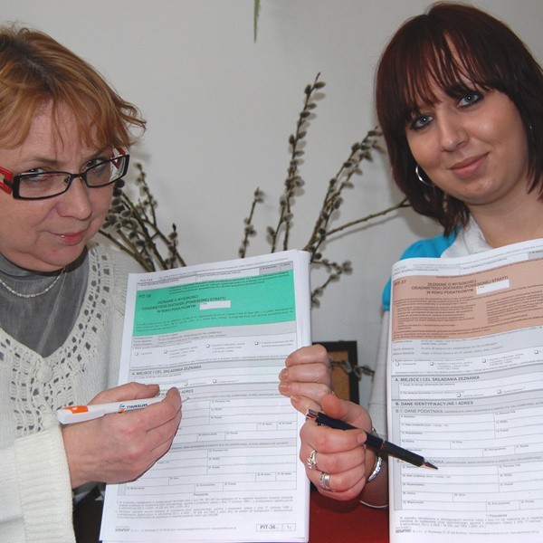 Jolanta Nieradka (z lewej) i Aleksandra Panek z Biura  Rachunkowego &#8222;Sigma&#8221; doradzały naszym Czytelnikom w Tarnobrzegu.