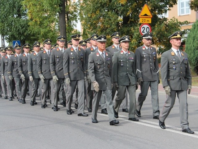 Uczniowie Theresianische Militärakademie z  kadrą oficerską.