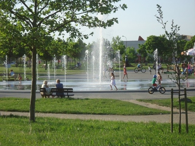 Jeszcze częściej dzieci pluskają się w fotannie w parku Górczyńskim