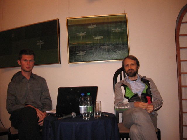 . Wojciech Gilewicz - z prawej - opowiadał o swojej twórczości. Z lewej Karol Suwała, kurator programu edukacyjnego.
