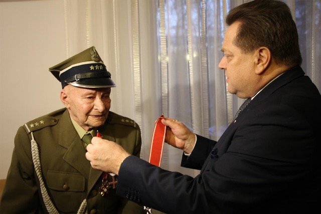 Wręczenie odznaczenia 89-letniemu porucznikowi odbyło się w jego domu w miejscowości Wiśniówek Wertyce w pow. zambrowskim.