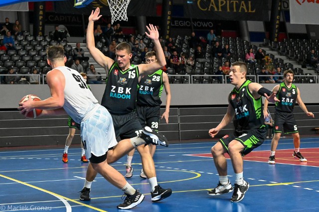 Kolejarz Basket Radom (w czarnych strojach) przegrał na wyjeździe z Isetią WMSS 63:85.