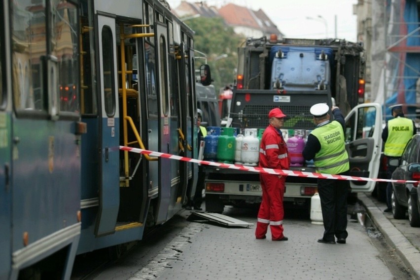 Wypadek na Piastowskiej. Ciężarówka z butlami gazowymi zderzyła się z tramwajem