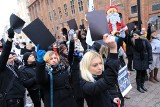 Czarny protest "Czarna Kartka" w Toruniu [ZDJĘCIA] Przeciwnicy projektu „Zatrzymaj Aborcję" pod pomnikiem Kopernika FOTORELACJA