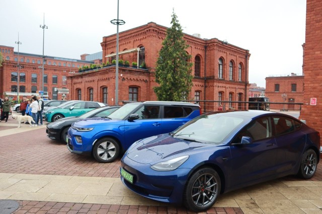 Ponad 100 samochodów elektrycznych na rynku Manufaktury