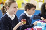 Kilka pomysłów na zdrowe drugie śniadanie dla uczniów. O czym pamiętać, by dziecko w szkole zdrowo się odżywiało