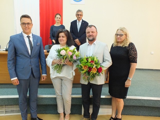 Pamiątkowe zdjęcie starego i nowego dyrektora II LO ze starostą starachowickim i przewodnicząca rady
