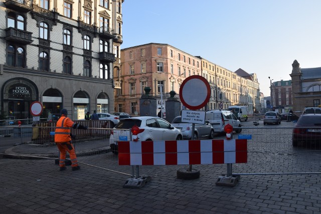 Dworcowa w Katowicach. 12 grudnia ulica została prawie w całości zamknięta dla ruchu
