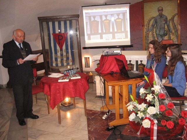 Andrzej Szpotański przedstawił też historię utworzenia z inicjatywy środowiska byłych więźniów Kaplicy Świętego Maksymiliana w podziemiach kościoła garnizonowego.