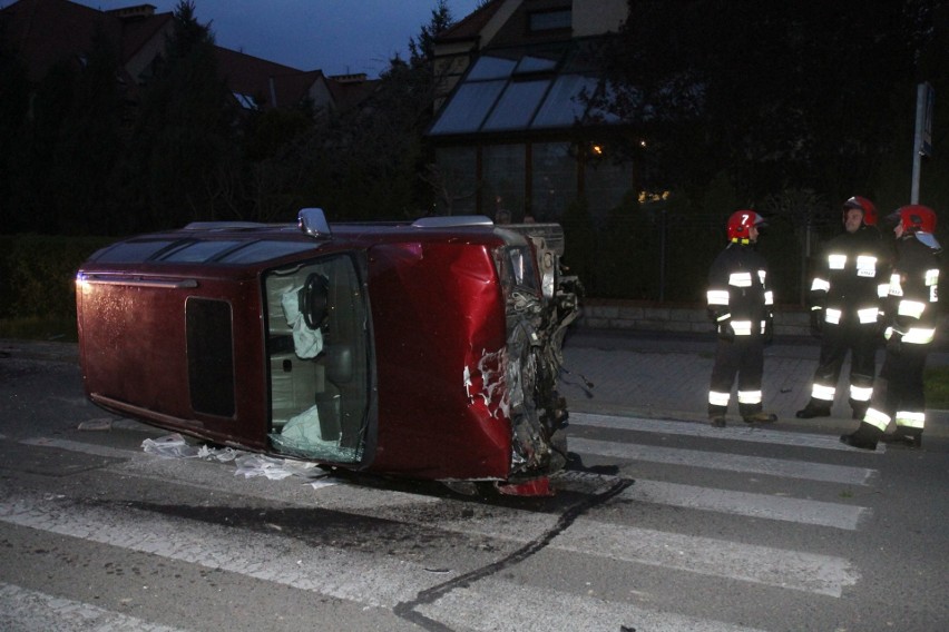 Wypadek na Kozanowie. Mitsubishi koziołkowało i uderzyło w latarnię (ZDJĘCIA)