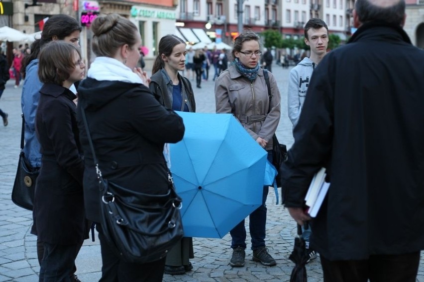 Kościół wymyślił konkurencję dla klubu go-go. Spacerujący z parasolami rozmawiają o Bogu (FOTO)