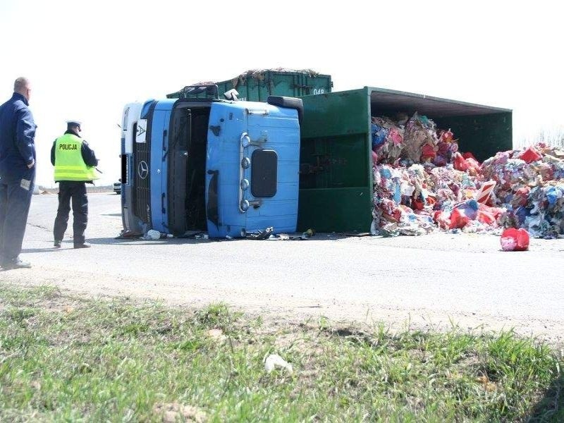 W Pikutkowie przewróciło się auto z odpadami medycznymi