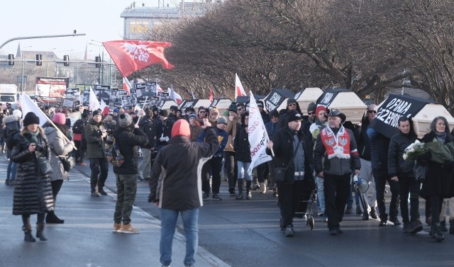 W sobotę 15 stycznia w blisko 100 miastach w całej Polsce odbywają się marsze przeciwników szczepień. Akcję zorganizowało Ogólnopolskie Stowarzyszenie Wiedzy o Szczepieniach “STOP NOP”. W Poznaniu marsz wyruszył o godzinie 12 z placu Bernardyńskiego. Przejdź do kolejnego zdjęcia --->