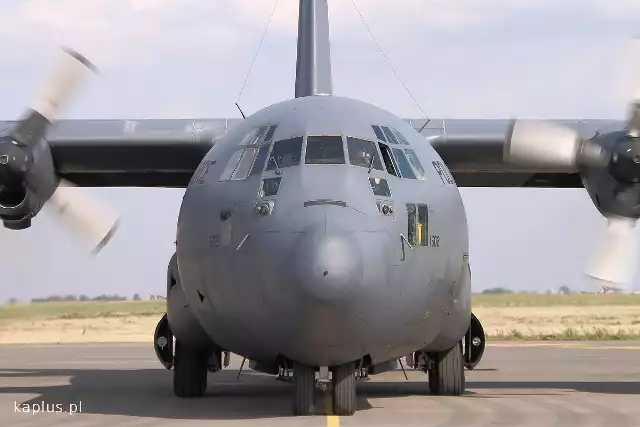 Samolot transportowy Lockheed C-130 E Hercules na lubelskim lotnisku